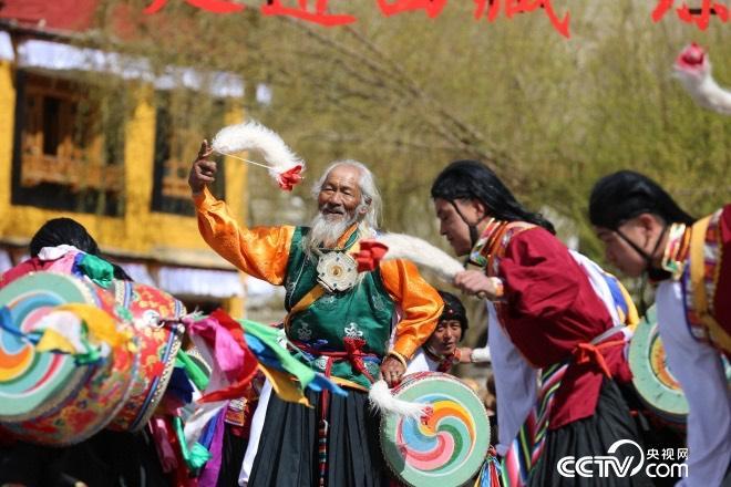 這里的人們，跳著從高原上長(zhǎng)出來的久河卓舞，舞動(dòng)人生，一代又一代。