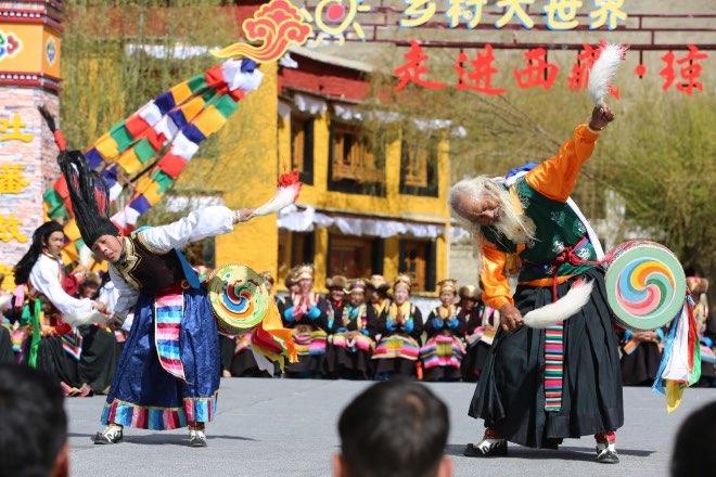 爺孫倆跳起舞來，鏗鏘有力。