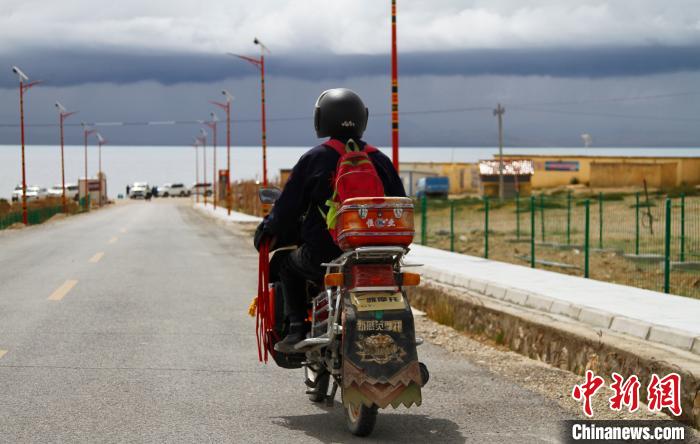 圖為白瑪從家中前往湖邊巡邏?！≮w朗 攝