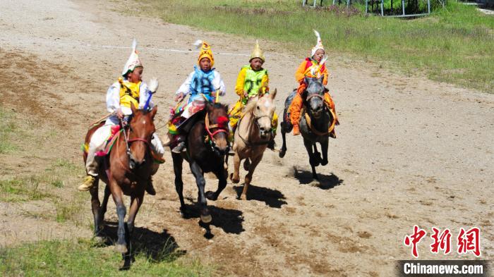 圖為少年騎手在比賽中?！垈?攝