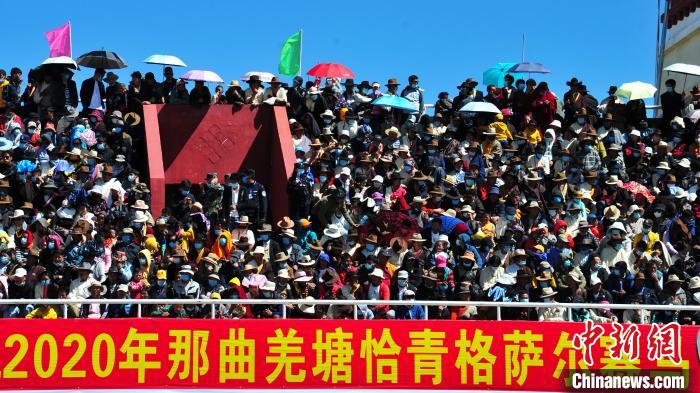 圖為當(dāng)日的比賽吸引了眾多觀眾?！垈?攝