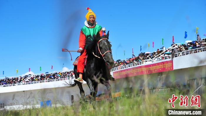 圖為少年騎手在比賽中?！垈?攝