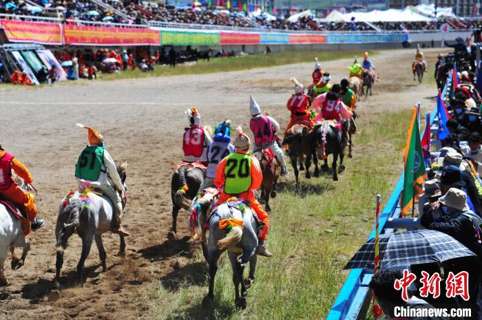 圖為少年騎手在比賽中。　張偉 攝