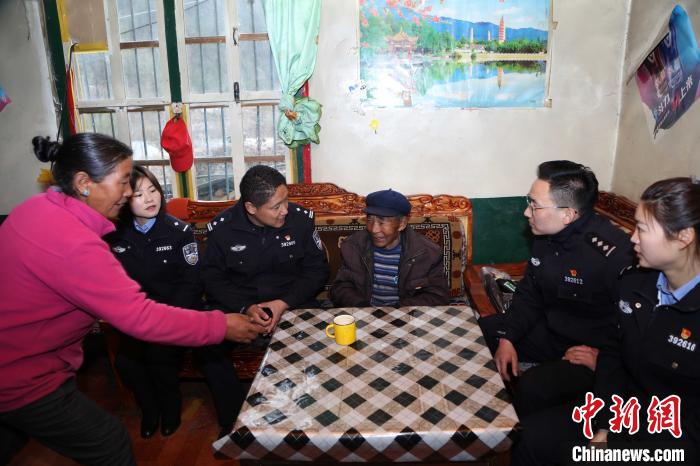 亞東出入境邊防檢查站民警走訪慰問轄區(qū)困難群眾?！堄陱?qiáng) 攝