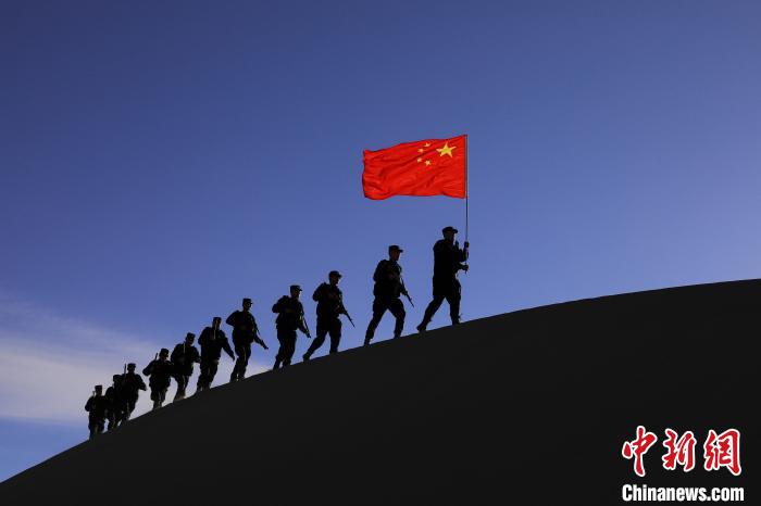 日喀則邊境管理支隊(duì)幾腳橋邊境檢查站民警在轄區(qū)開展巡邏工作?！↓埿▲P 攝