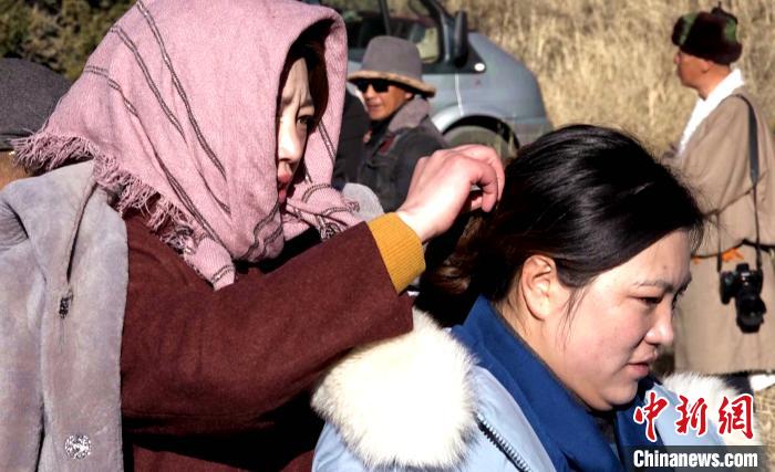 圖為1月13日，電影《雪域青春》群眾演員做拍攝準備?！∝暽＠?攝