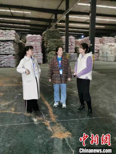 圖為次仁措姆(中)正在開展街道工作。<a target='_blank' ><p  align=