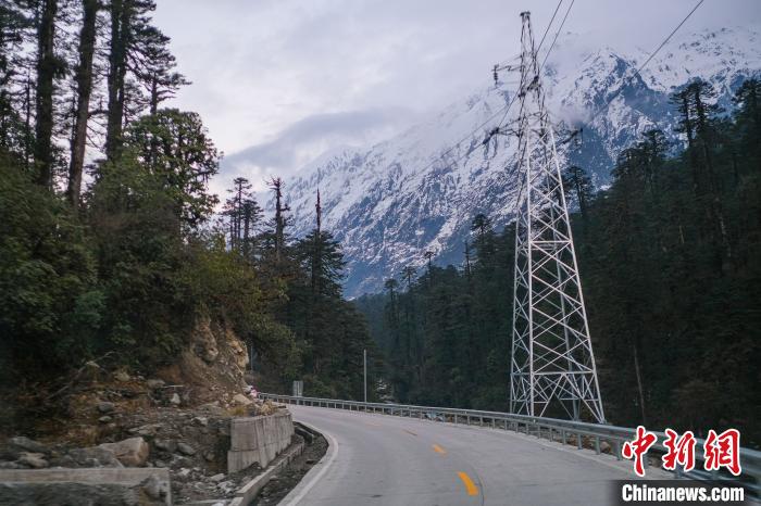 目前唯一進(jìn)出墨脫的公路波墨公路?！『闻罾?攝