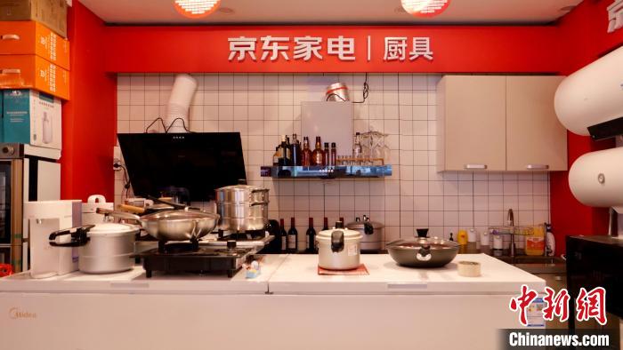 圖為店內(nèi)部分商品展示?！≈x牧 攝