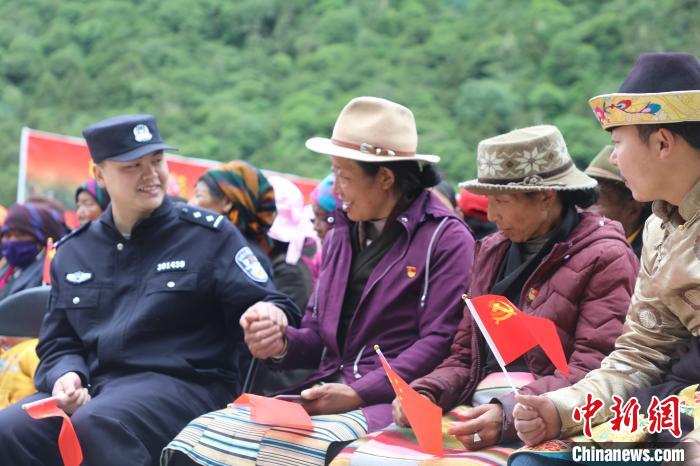 圖為李陽副所長(前排左一)與卓嘎、央宗姐妹共同參加愛國主義教育活動(dòng)?！〉录?攝