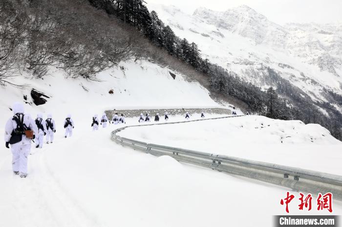 圖為徒步前進(jìn)?！铎o 攝