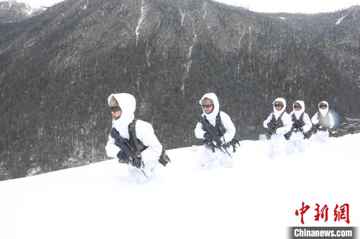 圖為徒步前進(jìn)?！〗有?攝