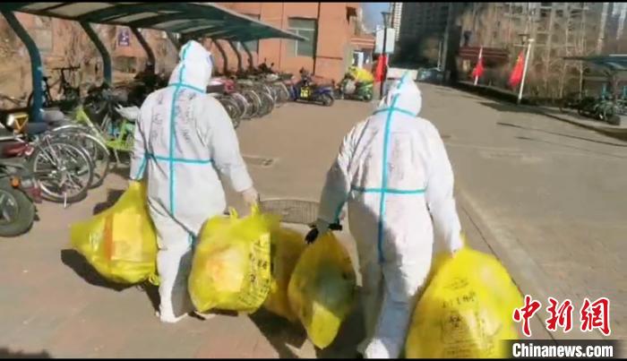 收集垃圾?！¤F西區(qū)委宣傳部 攝