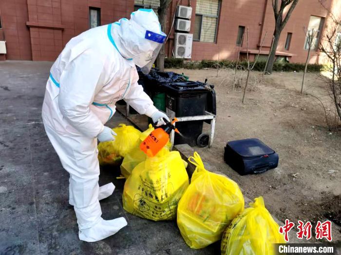 給垃圾做消殺?！¤F西區(qū)委宣傳部 攝