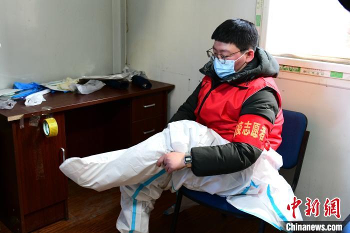 穿防護服?！¤F西區(qū)委宣傳部 攝