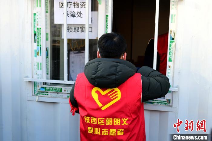 領防護用品?！¤F西區(qū)委宣傳部 攝