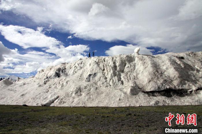 2016年7月冰崩后測量冰崩扇厚度。中科院青藏高原所 供圖
