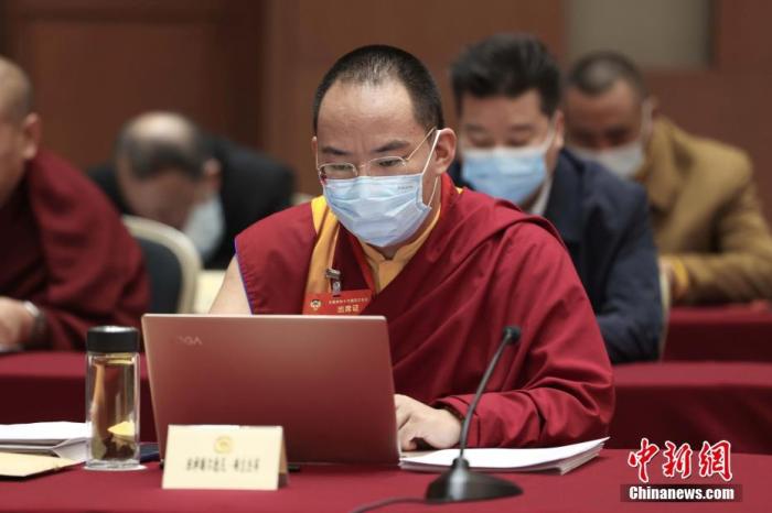 3月9日上午，全國政協(xié)十三屆四次會議舉行小組會議，討論“兩高”工作報告，審議各項決議和報告草案。圖為北京友誼賓館宗教界別委員小組會議現(xiàn)場，全國政協(xié)常委、中國佛教協(xié)會副會長、中國佛教協(xié)會西藏分會會長班禪額爾德尼·確吉杰布參加討論。<a target='_blank' ><p  align=