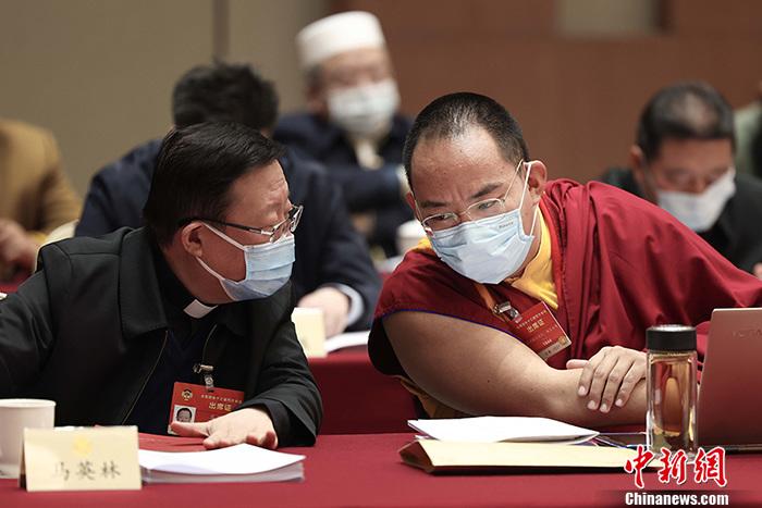 3月9日上午，全國政協(xié)十三屆四次會議舉行小組會議，討論“兩高”工作報告，審議各項決議和報告草案。圖為北京友誼賓館宗教界別委員小組會議現(xiàn)場，全國政協(xié)常委、中國佛教協(xié)會副會長、中國佛教協(xié)會西藏分會會長班禪額爾德尼·確吉杰布(右)與全國政協(xié)常委、中國天主教主教團主席馬英林(左)交流。<a target='_blank' ><p  align=