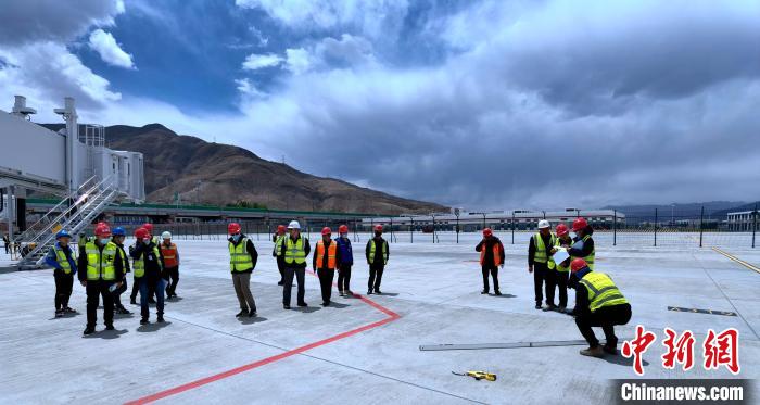 圖為驗(yàn)收組驗(yàn)收項(xiàng)目?！〉┰鐾?攝