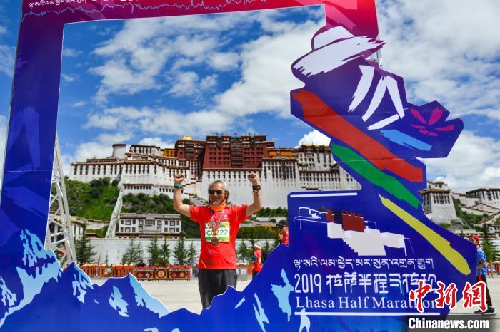 資料圖為2019年8月18日，拉薩舉行半程馬拉松賽?！〗w波 攝