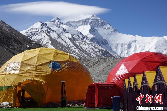 5月9日的珠峰北坡登山大本營?！∪轿木?攝