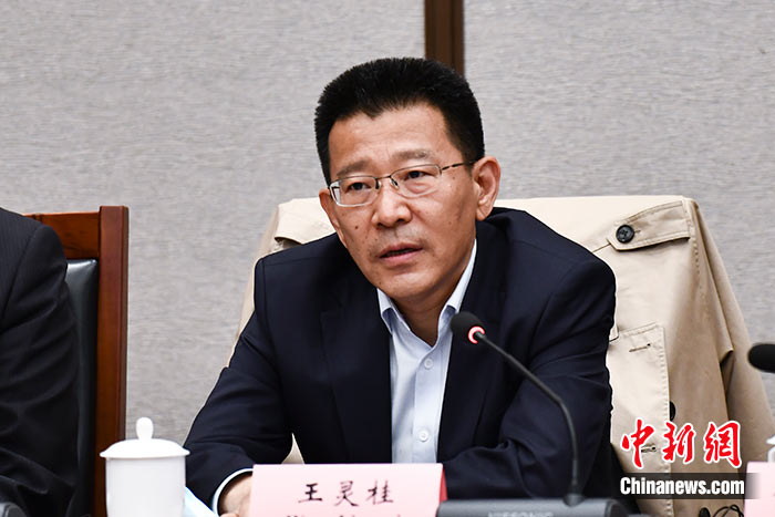 5月16日，由中國(guó)社會(huì)科學(xué)院西藏智庫(kù)、中國(guó)社會(huì)科學(xué)院民族學(xué)與人類學(xué)研究所主辦的第五屆西藏智庫(kù)國(guó)際論壇在北京舉行。中國(guó)社會(huì)科學(xué)院副院長(zhǎng)王靈桂在致辭中表示，今年是西藏和平解放70周年，西藏人民團(tuán)結(jié)奮斗，把貧窮落后的舊西藏建設(shè)成經(jīng)濟(jì)發(fā)展、文化繁榮、社會(huì)進(jìn)步、環(huán)境良好、生活幸福的社會(huì)主義新西藏，西藏歷史上第一次徹底消滅了絕對(duì)貧困，同全國(guó)人民一起，西藏各族人民已經(jīng)走進(jìn)全面建成小康社會(huì)的新時(shí)代，進(jìn)入歷史發(fā)展的新坐標(biāo)。 <a target='_blank' ><p  align=