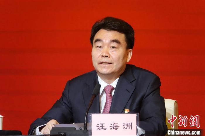 汪海洲在發(fā)布會(huì)上介紹西藏自治區(qū)黨史學(xué)習(xí)教育開展情況?！∪轿木?攝