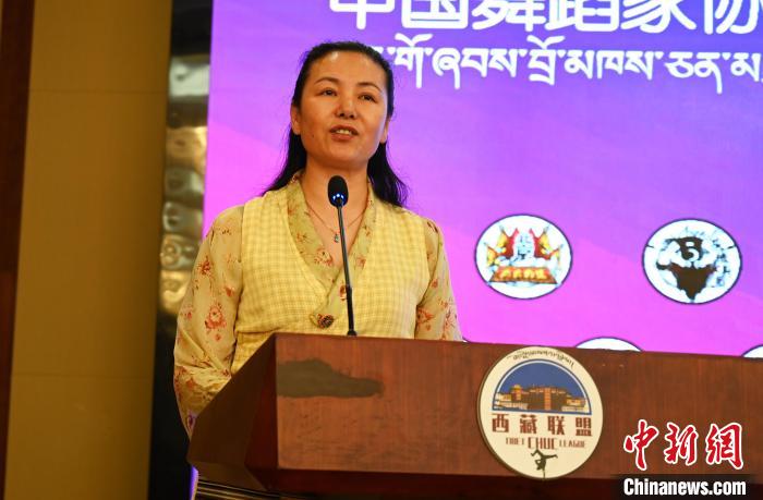 圖為西藏自治區(qū)舞蹈家協(xié)會(huì)主席達(dá)娃拉姆致辭?！≮w朗 攝