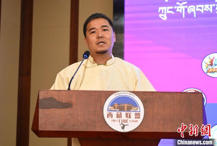 圖為西藏街舞聯(lián)盟常務(wù)副主任朗卡旺青致辭?！≮w朗 攝