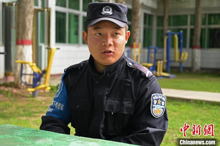 圖為邊煒接受記者采訪?！≮w朗 攝