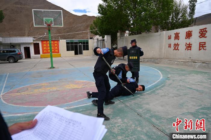 圖為移民管理警察進(jìn)行警務(wù)技能考核?！≮w朗 攝