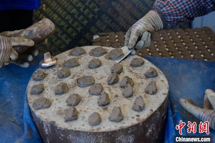 6月14日，拉薩的手工藝人制作“擦擦”。 <a target='_blank' ><p  align=