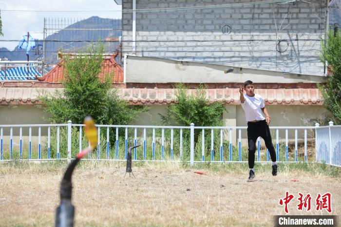 圖為西藏自治區(qū)拉薩市賽馬場內(nèi)市民在體驗(yàn)“打牛角”項(xiàng)目。　貢嘎來松 攝