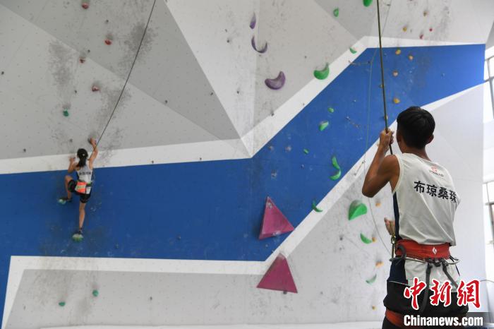 圖為西藏登山體驗(yàn)健身訓(xùn)練館內(nèi)登山隊(duì)員在體驗(yàn)攀巖項(xiàng)目。　貢嘎來松 攝