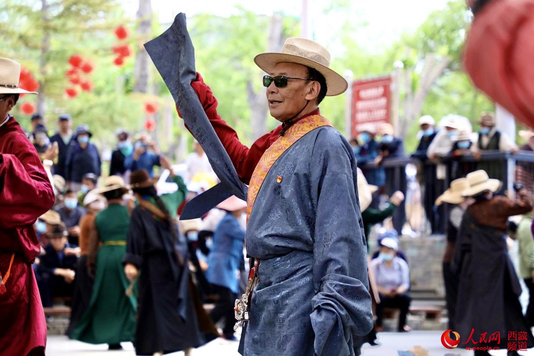 拉薩市民在宗角祿康公園跳鍋莊舞。人民網(wǎng) 次仁羅布攝