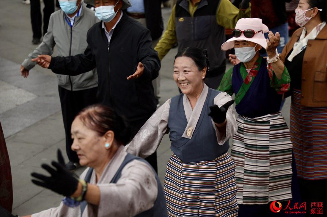 拉薩市民在宗角祿康公園跳鍋莊舞。人民網(wǎng) 次仁羅布攝