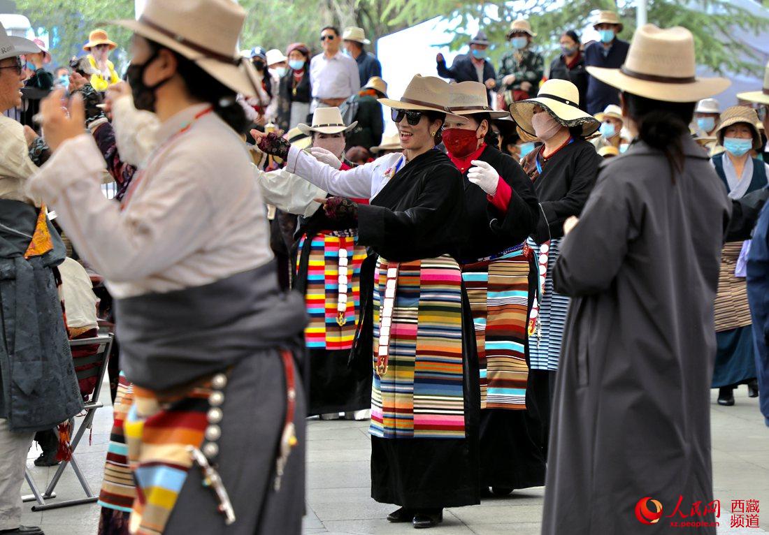 拉薩市民在宗角祿康公園跳鍋莊舞。人民網(wǎng) 次仁羅布攝