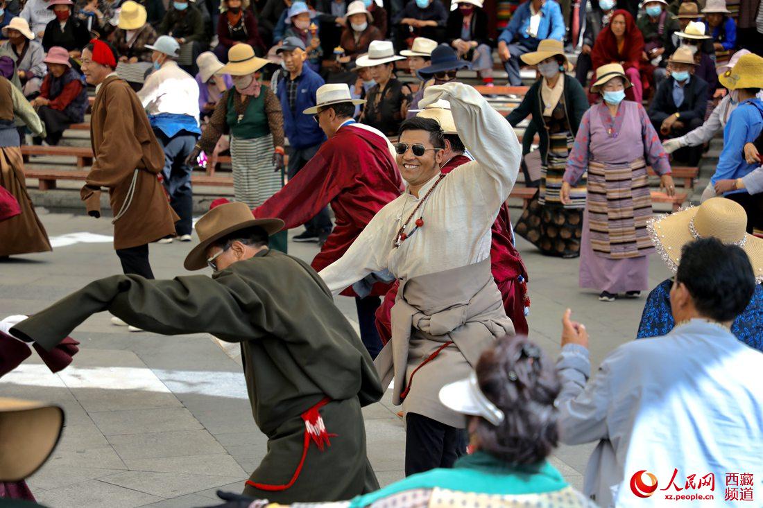 拉薩市民在宗角祿康公園跳鍋莊舞。人民網(wǎng) 次仁羅布攝