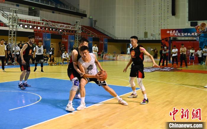 圖為西藏美康隊(duì)(白色球衣)對(duì)決雪域兄弟隊(duì)?！≮w朗 攝