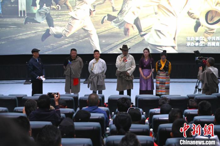 圖為主創(chuàng)人員分享譯制過程?！≮w朗 攝