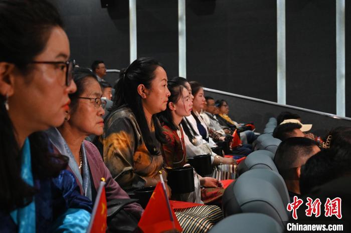 圖為觀眾觀看影片?！≮w朗 攝