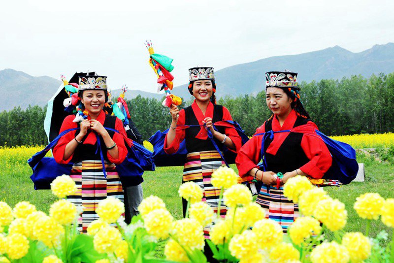 笑靨如花的群眾。洛?？酥閿z