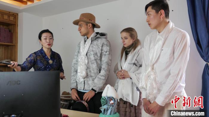 圖為圖為主播白瑪旺姆為留學(xué)生介紹直播流程?！≈x牧 攝