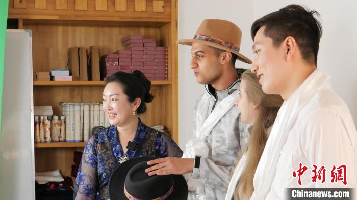 圖為留學(xué)生們正在直播帶貨?！≈x牧 攝