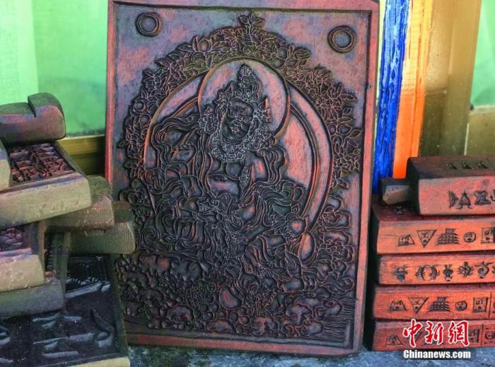 圖為普松雕刻技藝傳承人嘎瑪曲扎創(chuàng)作的雕刻作品。 <a target='_blank' ><p  align=