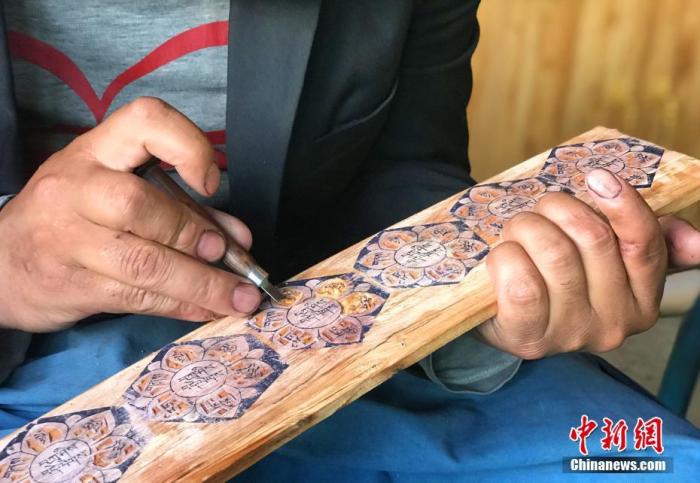 圖為7月14日，普松雕刻技藝傳承人嘎瑪曲扎正在家中進(jìn)行創(chuàng)作。 <a target='_blank' ><p  align=