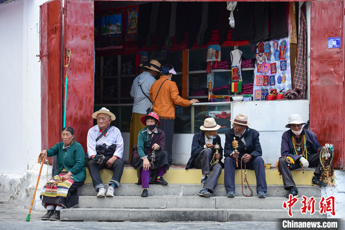 7月24日，轉(zhuǎn)經(jīng)老人在拉薩八廓街上休息。 <a target='_blank' ><p  align=