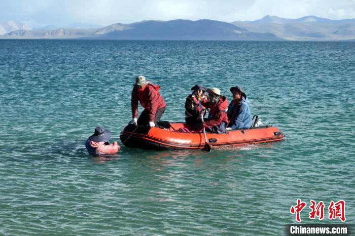 科考隊(duì)員乘充氣快艇考察扎日南木錯(cuò)歸來。　<a target='_blank' ><p  align=