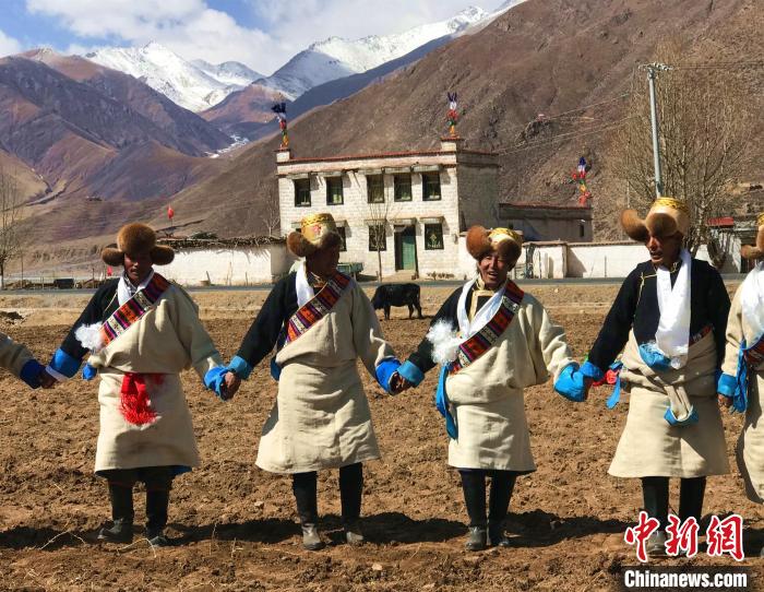 2021年3月，拉薩市德慶村村民在春耕儀式上表演傳統(tǒng)歌舞?！∪轿木?攝